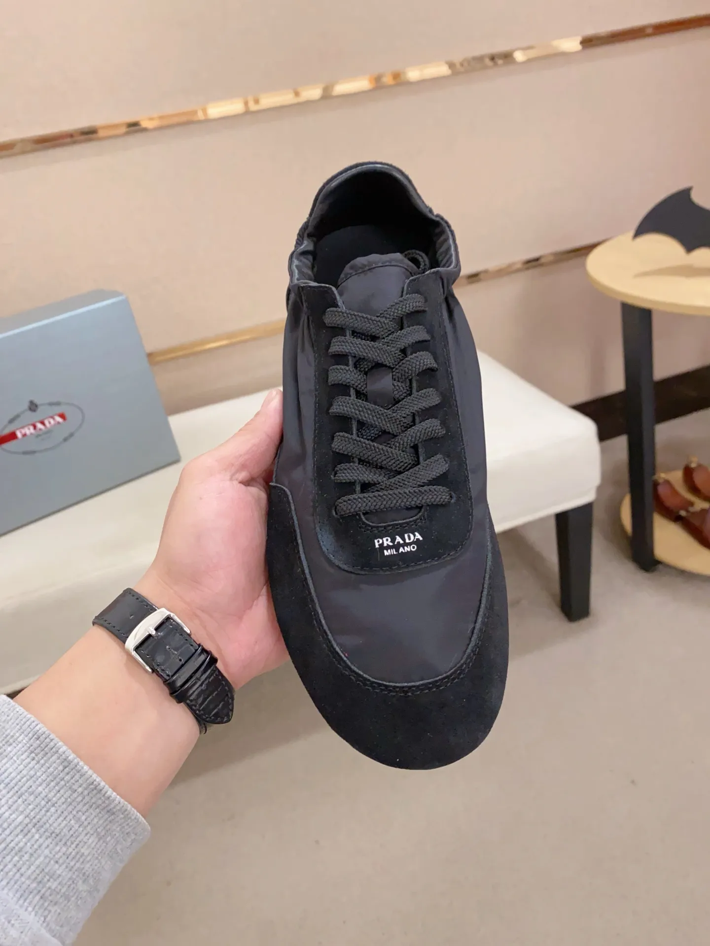 Men's shoes 💰 500💰 ✔️✔️✔️High version High-quality new PRADA counters are launched simultaneously. The new men's shoes and 😘fabrics are selected from first-layer cow suede and waterproof fabrics, and are made by pure handicrafts. Lining: Full sheepskin lining. 👍🏿 High-end ☄️ air-cushion molded anti-slip rubber outsole, exquisite lines, simple and elegant, comfortable and high-end for leisure travel. Number of yards: 38 to 44. Can be customized45